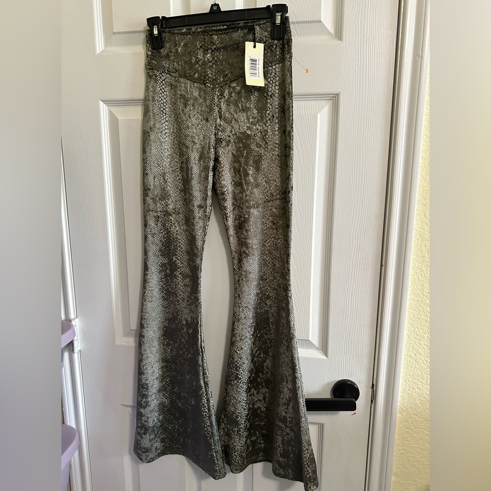GYPSY JUNKIES Snakeskin-Style Stretchy Green Flared Bell Bottom Pants❗️NWT❗️